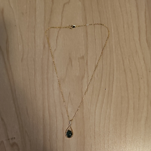 Elegant Gold Necklace with Green Pendant - Picture 3 of 5